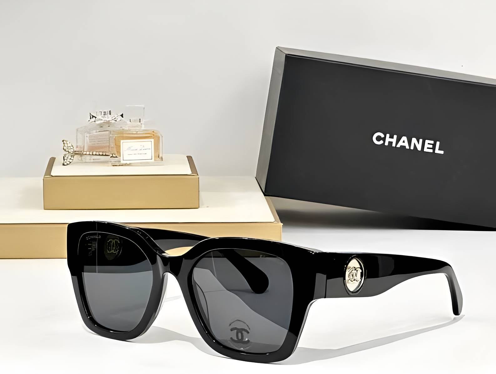 Chnel Glass - Black Square Gold CC