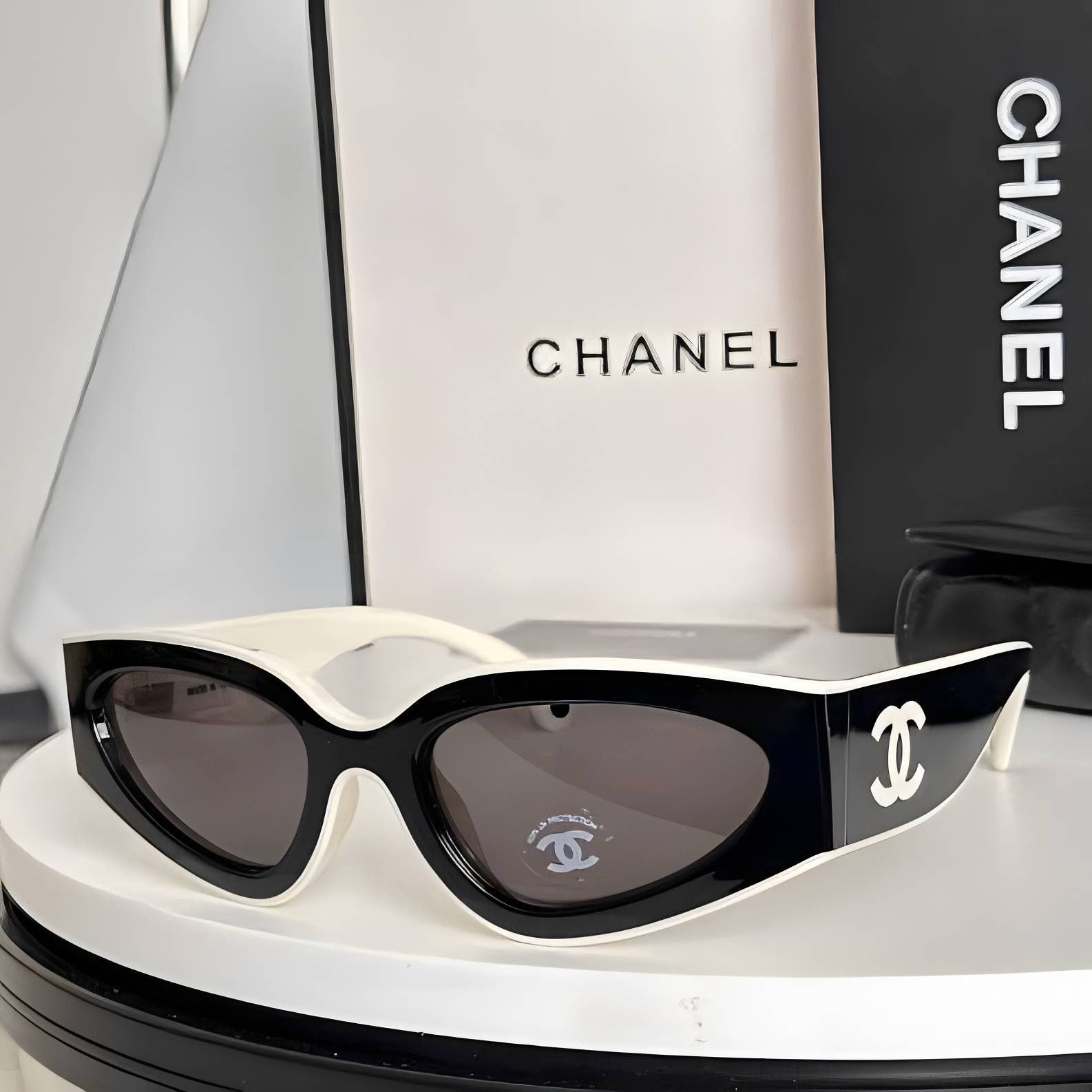 Chnel Glass - Black Cat Eye White Trim