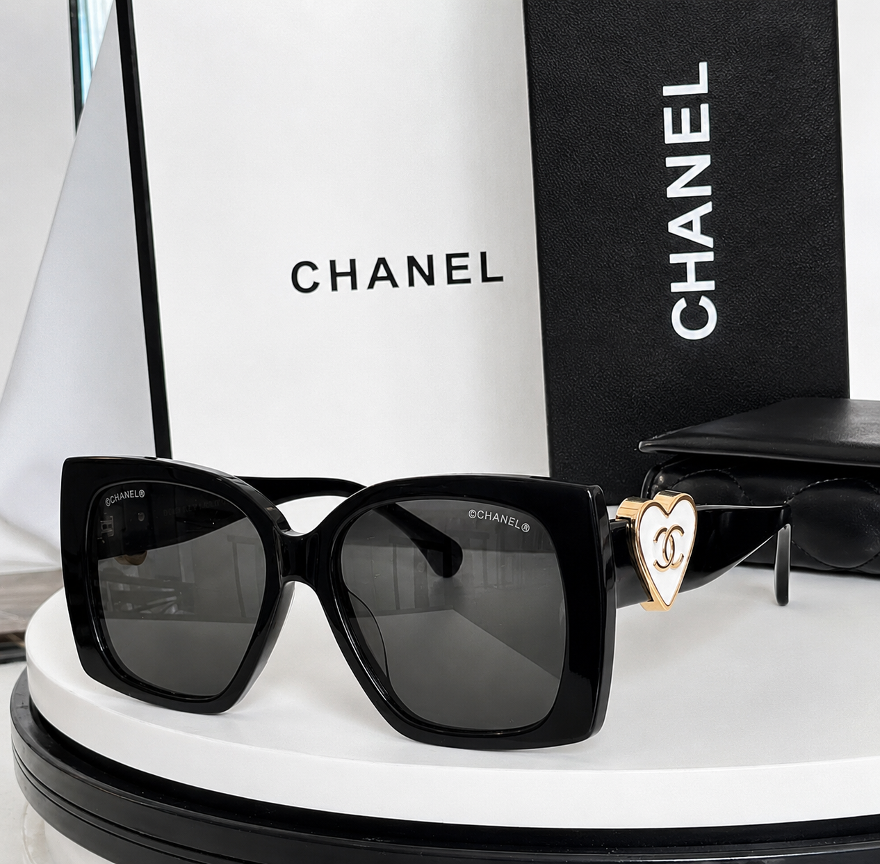 Chnel Glass - Black Oversized White Heart CC